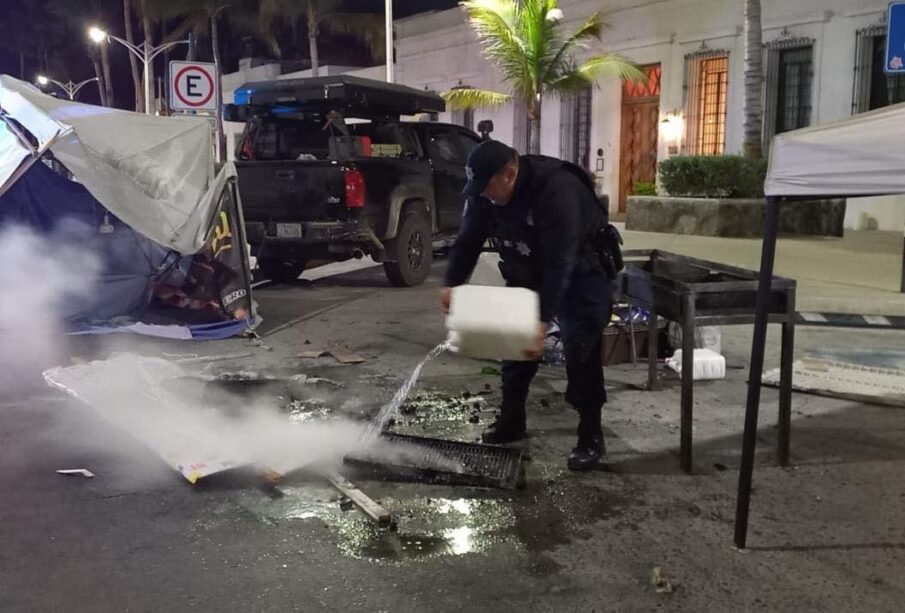 Policia apagando incendio en puesto de comida