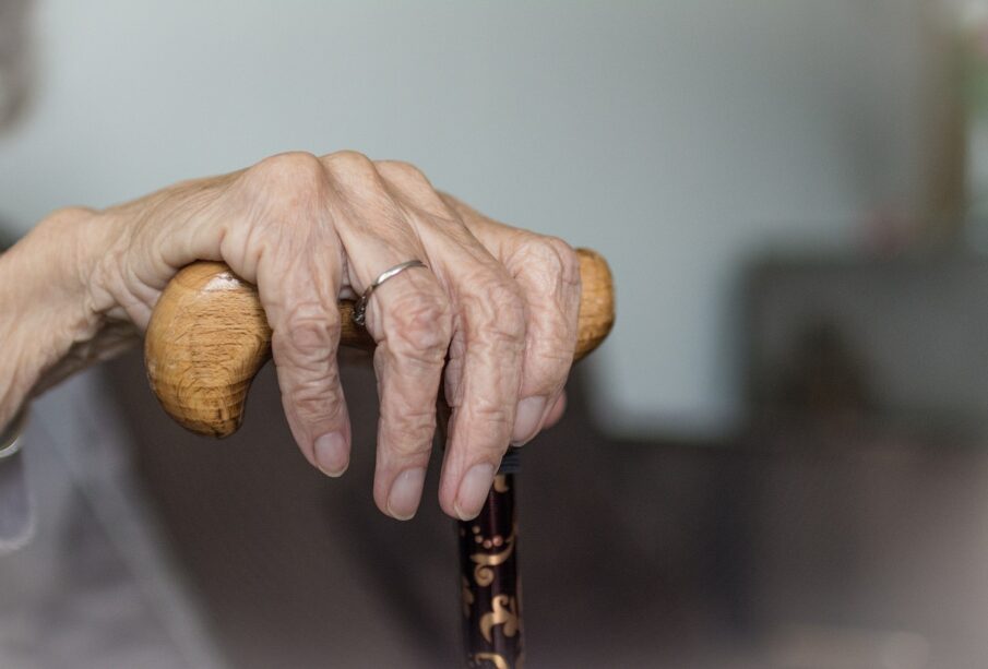 Mano de mujer de la tercera edad