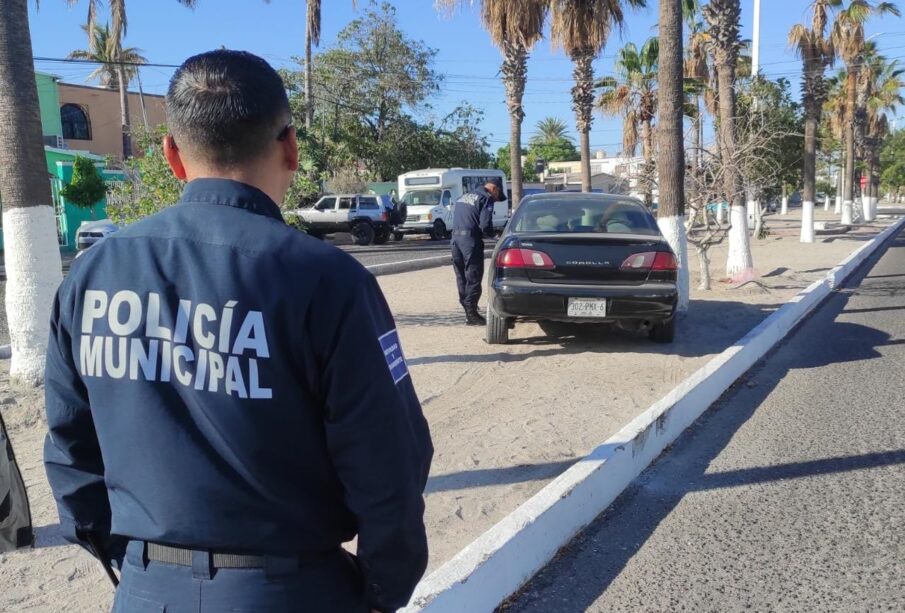 Policias atendiendo accidente con carro sobre camellón