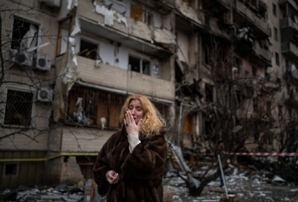 Mujer llorando después de bombardeo en Ucrania