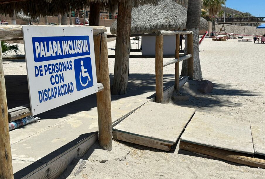 Rampa para personas con discapacidad en playa Coromuel.