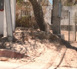 Rampa para personas con discapacidad obstruida por tierra en la colonia Zacatal.