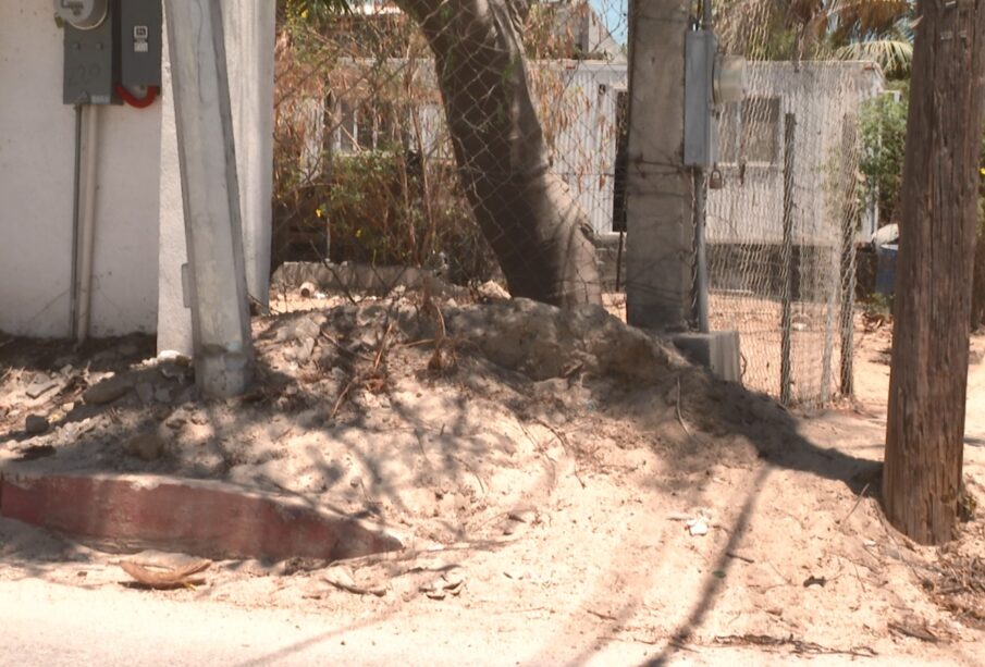 Rampa para personas con discapacidad obstruida por tierra en la colonia Zacatal.