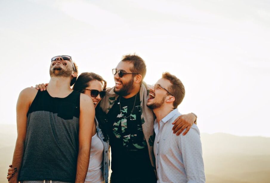 Grupo de amigos sonrientes