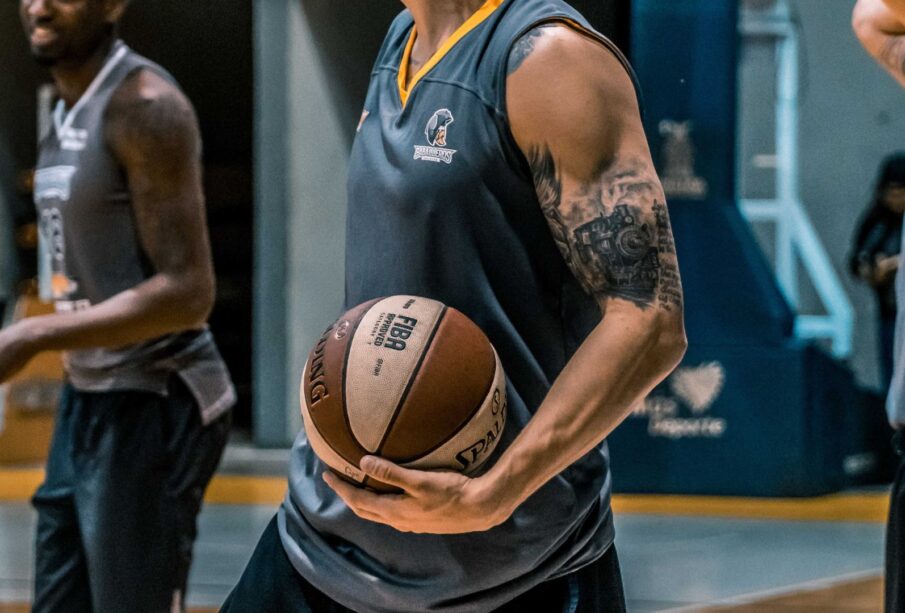 Jugador de basquetbol entrenando en estadio.