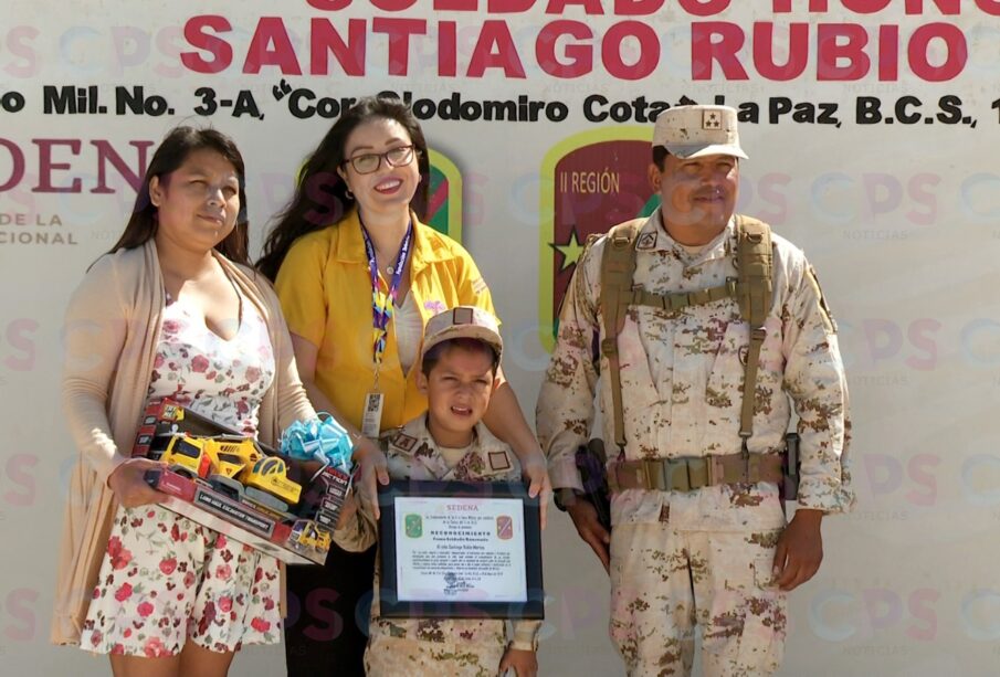 Santiago, un pequeño de 6 años de edad con autismo junto a personal de la SEDENA.