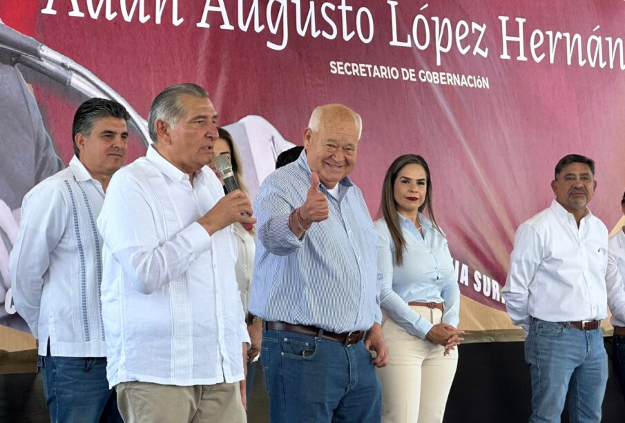 Secretario de Gobernación, Adán Augusto López Hernández junto al gobernador de BCS, Víctor Castro Cosío y militantes de la cuarta transformación en La Paz.