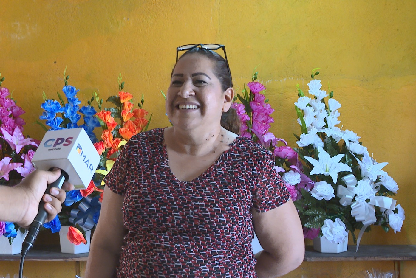 Señora Rosalba encargada de una florería de San José del Cabo.