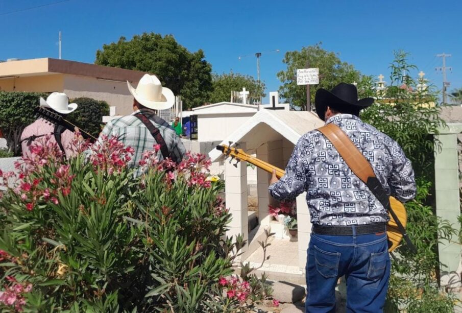 Serenata en panteón por el día de las madres