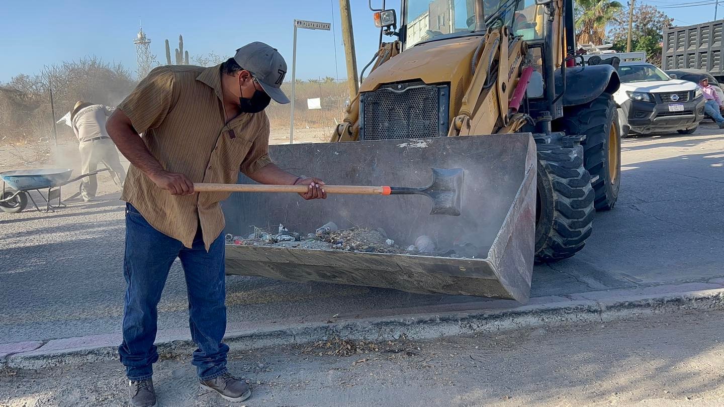 Servicios Públicos de Los Cabos limpiando arroyos.