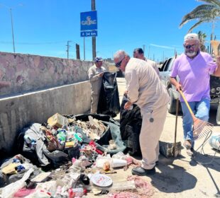 Servicios Públicos de Los Cabos recolectando basura en arroyos.