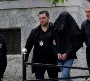 Menor es detenido con la cara cubierta luego de un tiroteo en Serbia