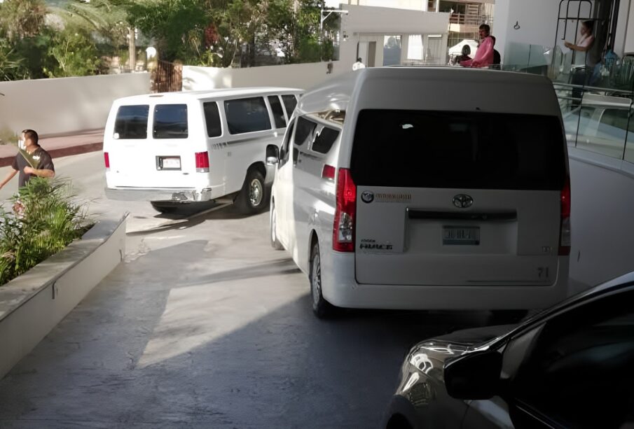 Transporte afuera de un hotel de Los Cabos.