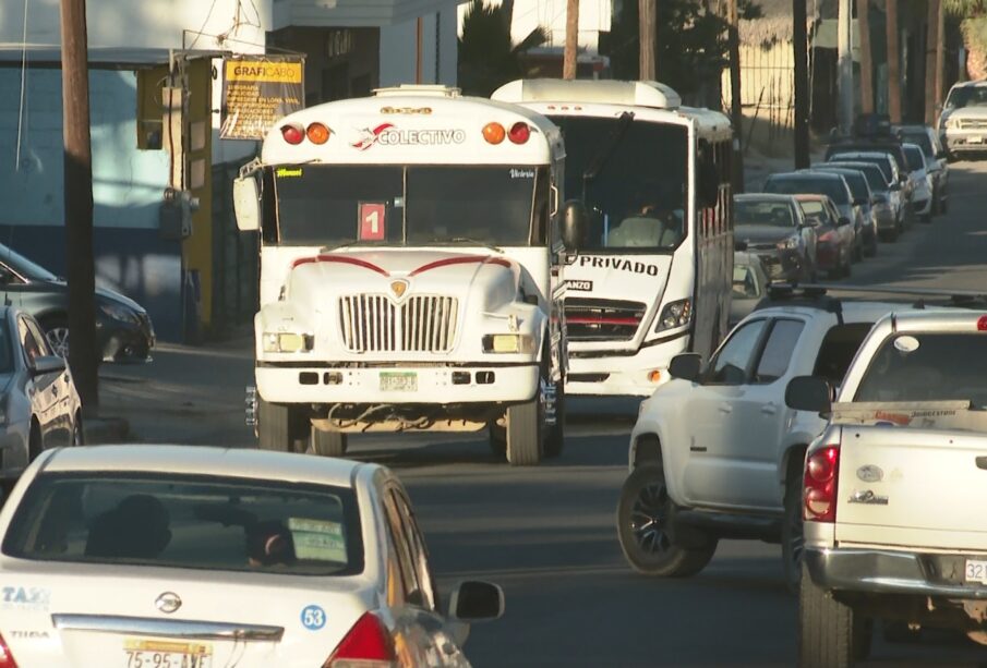 Transporte público circulando junto a más vehículos