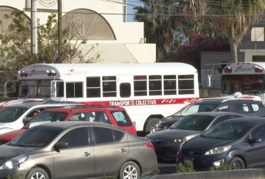 Trasnporte público circulando junto a vehículos