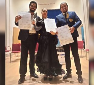 Trio de mexicanos con su reconocimiento por ganar en concurso de canto lírico en España