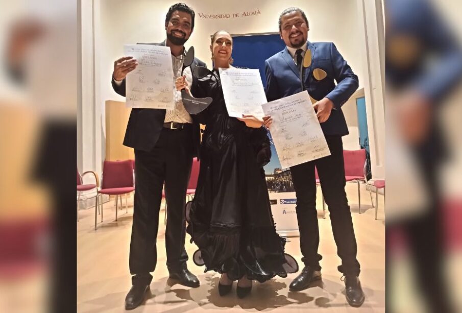 Trio de mexicanos con su reconocimiento por ganar en concurso de canto lírico en España