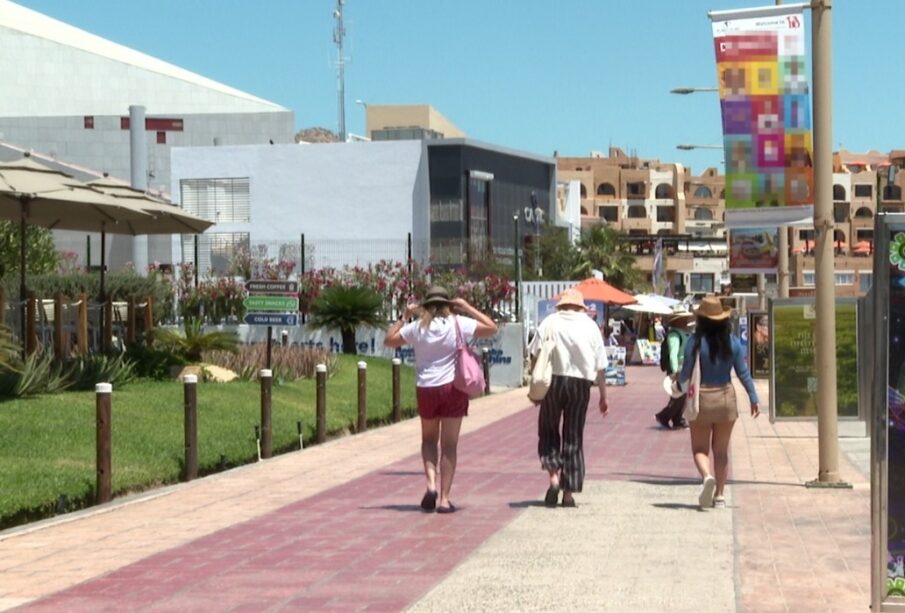 Turistas caminando en la zona de la Marina de Cabo San Lucas.