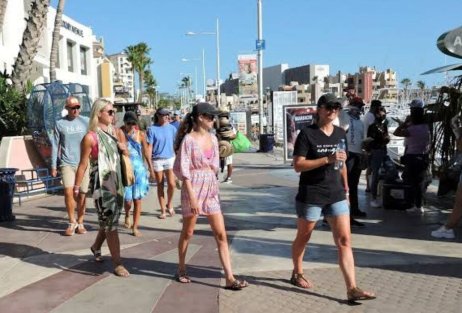 Turistas extranjeros caminando por la zona de la marina de Cabo San Lucas.