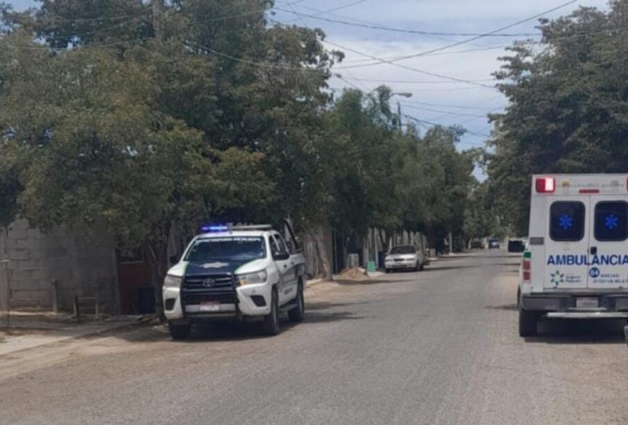 Unidades de emergencia en las calles San Miguel entre San Fernando y Santa Bárbara de la colonia Santa Fe.