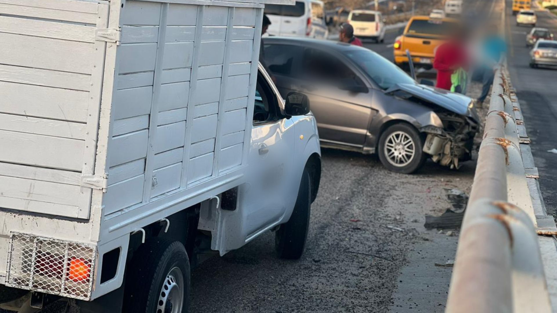 Vehículo accidentado en la carretera Transpeninsular