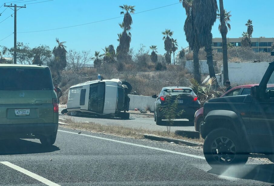 Vehículo volcado sobre la carretera Transpeninsular.