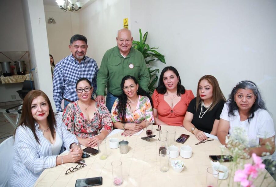 Víctor Castro celebrando a las madres trabajadoras del gobierno del estado.