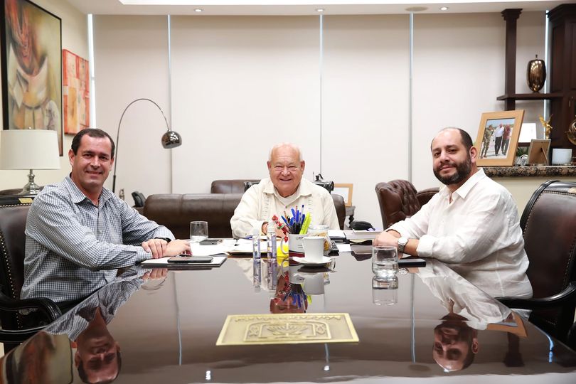 Víctor Castro en reunión de trabajo con Ariel Pozo y Rodrigo Núñez.