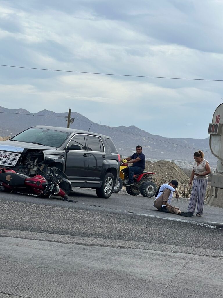 Accidente vehicular de un auto y una motocicleta