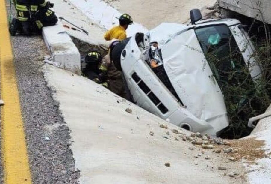 Carro cae a barranco en carretera Los Cabos