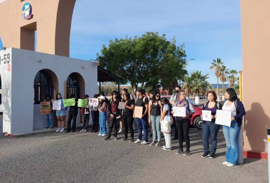 alumnos bloqueando acceso de la UABCS