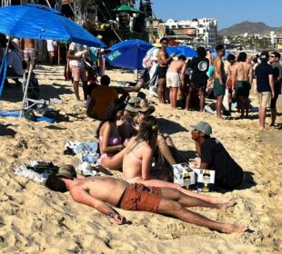 Turistas nacionales y extranjeros en playas de Los Cabos