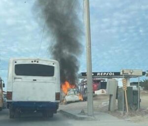 Vehículo arde en llamas en Los Cabos, BCS