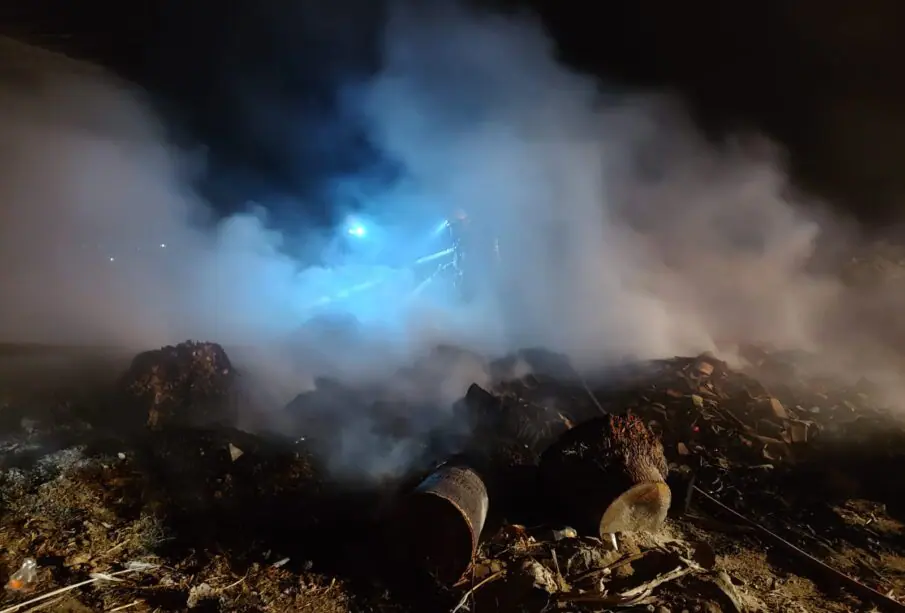 bomberos entre el humo de un incendio