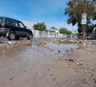 calle llena de piedras por deslave a causa de fuga