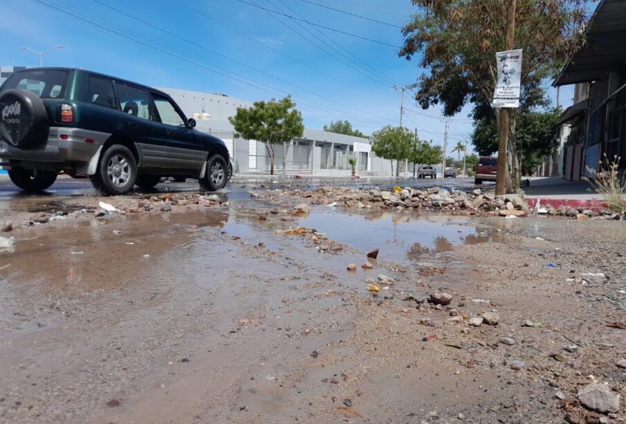 calle llena de piedras por deslave a causa de fuga