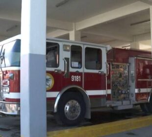 camión de bomberos en estación