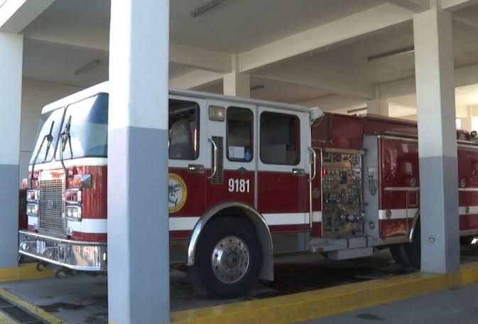 camión de bomberos en estación