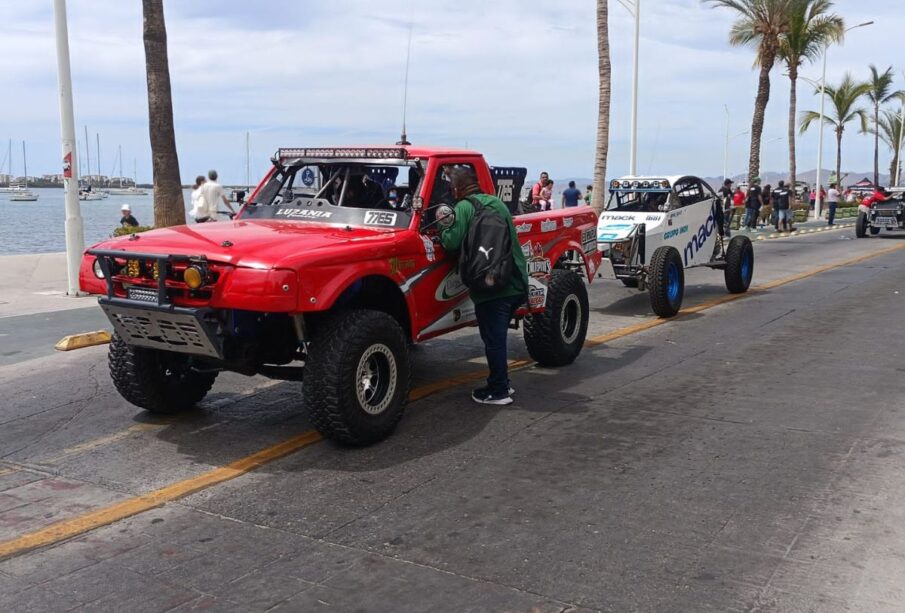 Vehículos que participan en carrera dos mares 500