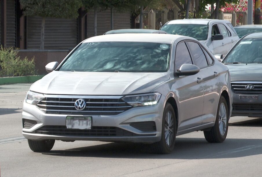 carros circulando en calle