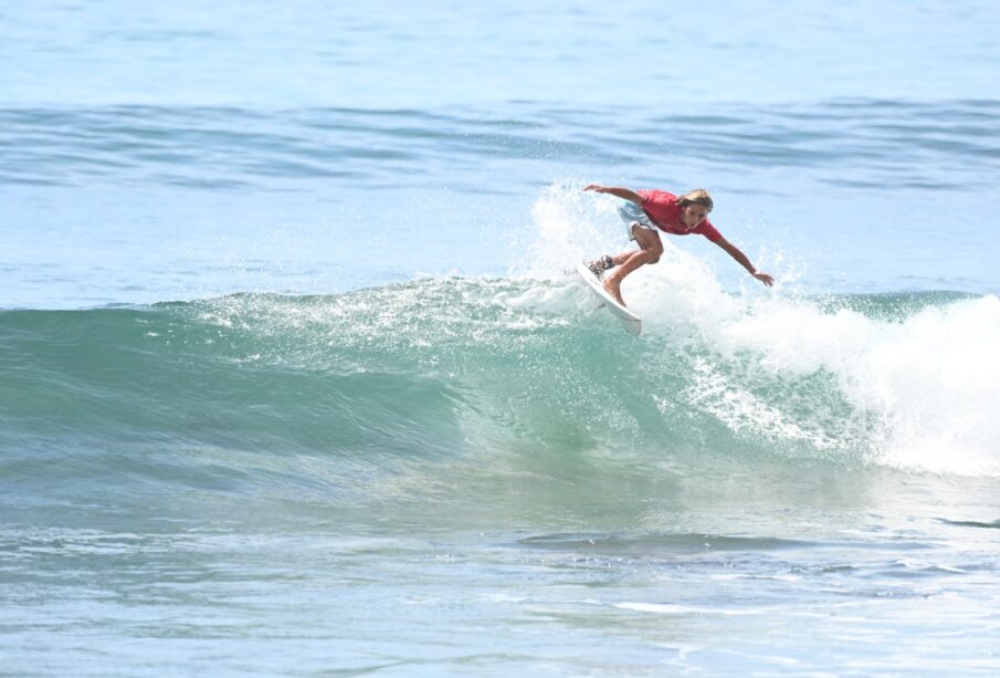 chica surfeando