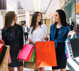 chicas-compras-centro-comercial