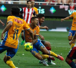 Partido entre Chivas y Tigres