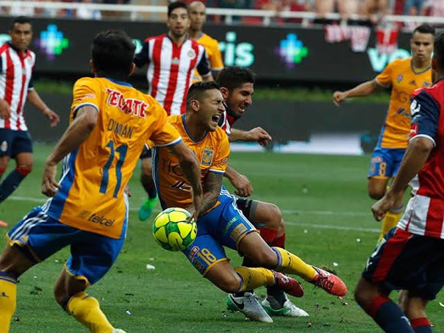 Partido entre Chivas y Tigres