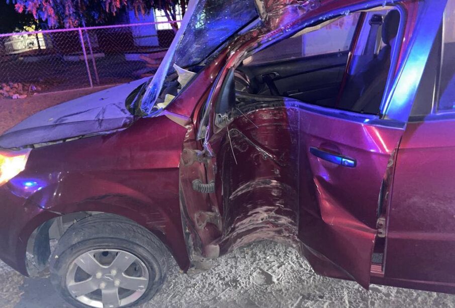 Auto dañado por choque contra un poste