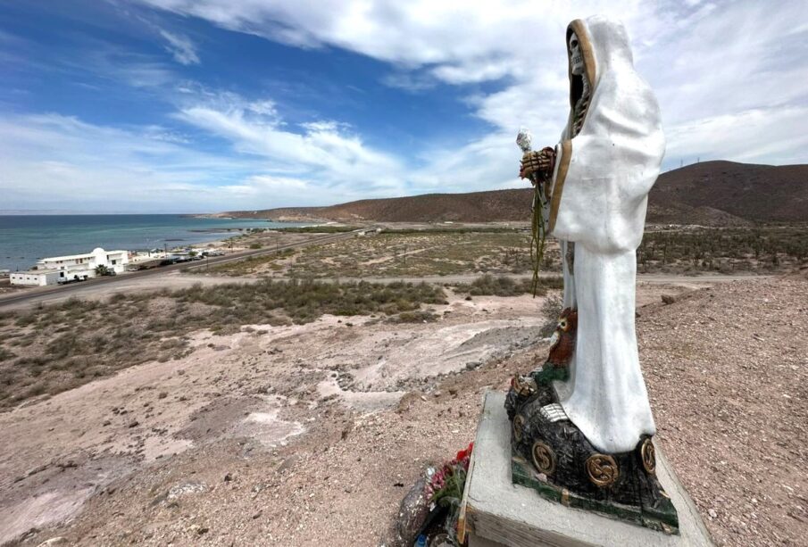 Santa Muerte en la cima de una playa de La Paz
