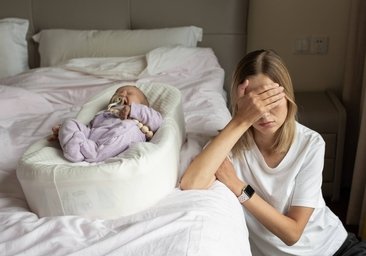 Madre a un lado de su hija de pocos meses