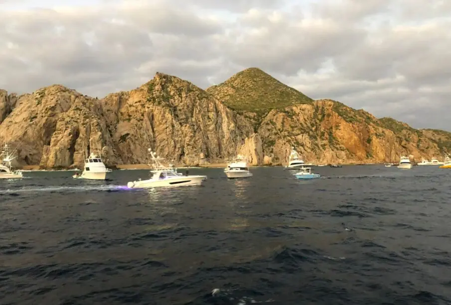 embarcaciones en aguas de Cabo San Lucas