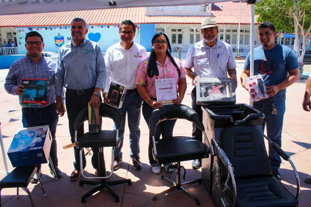 En Mulegé, Gobierno del Estado entrega apoyos para autoempleo