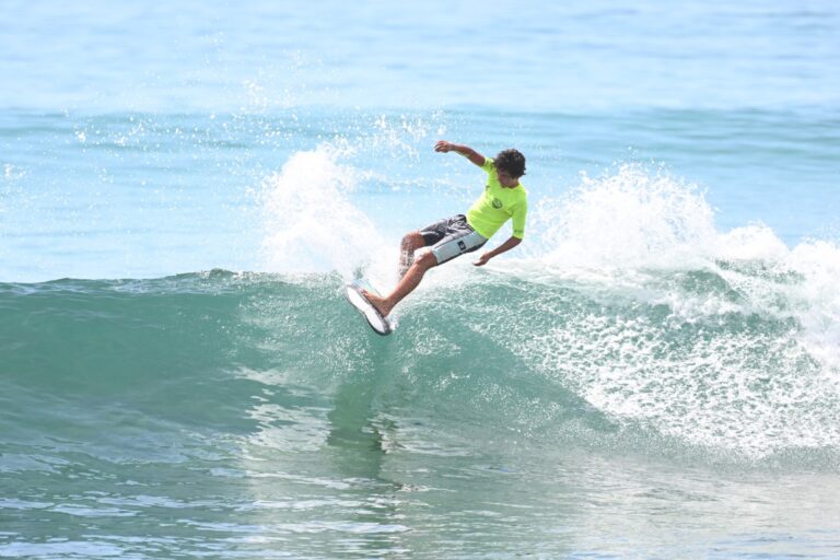 joven surfeando con tabla